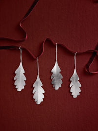 Ferm Living - Oak Leaf Messingornamente Silber - 4er Set