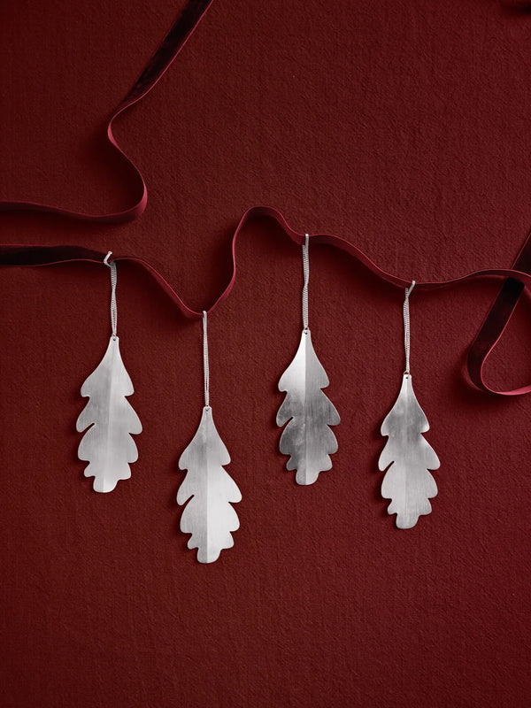 Ferm Living - Oak Leaf Messingornamente Silber - 4er Set
