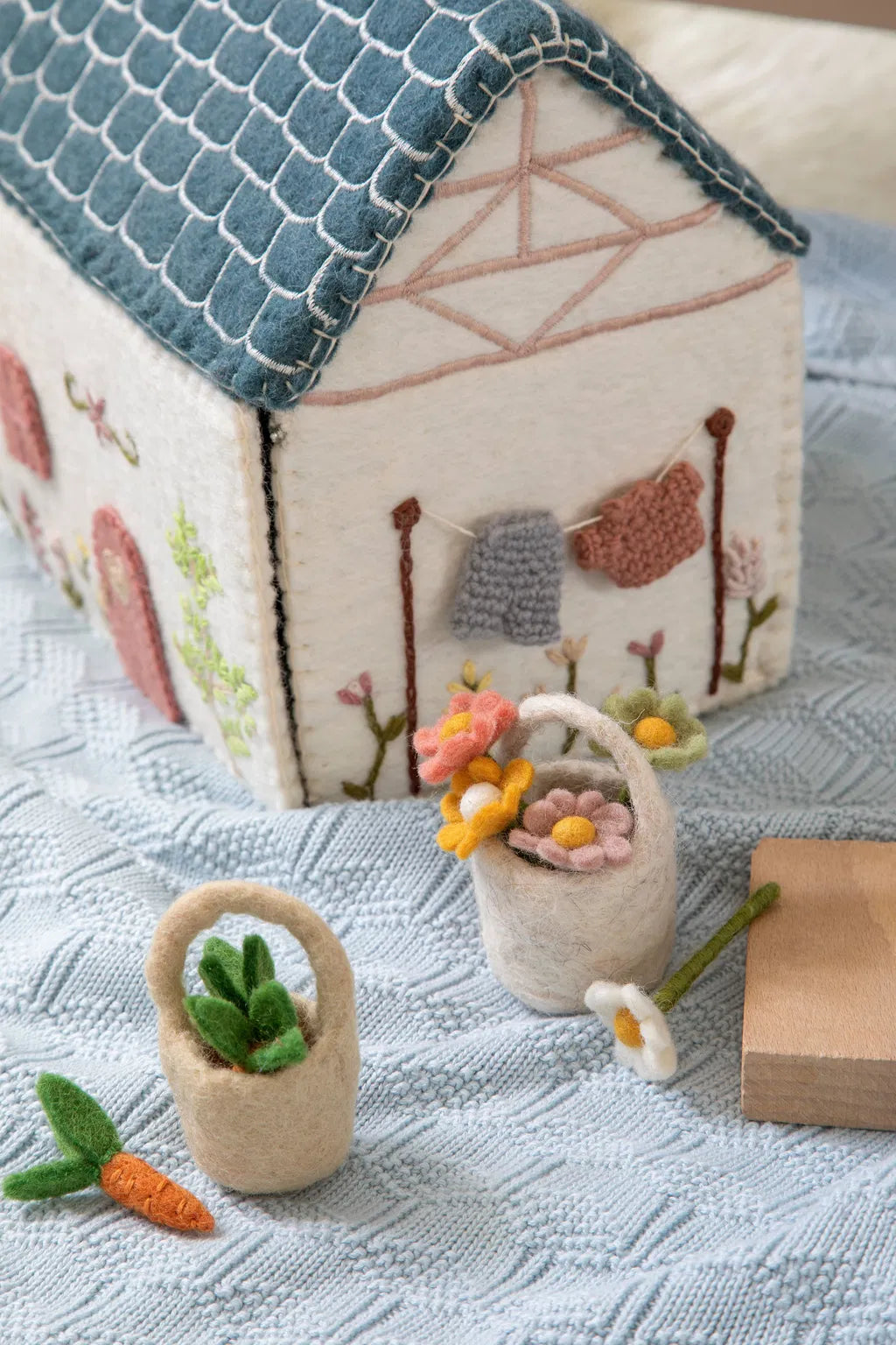 Miniaturblumen im Korb