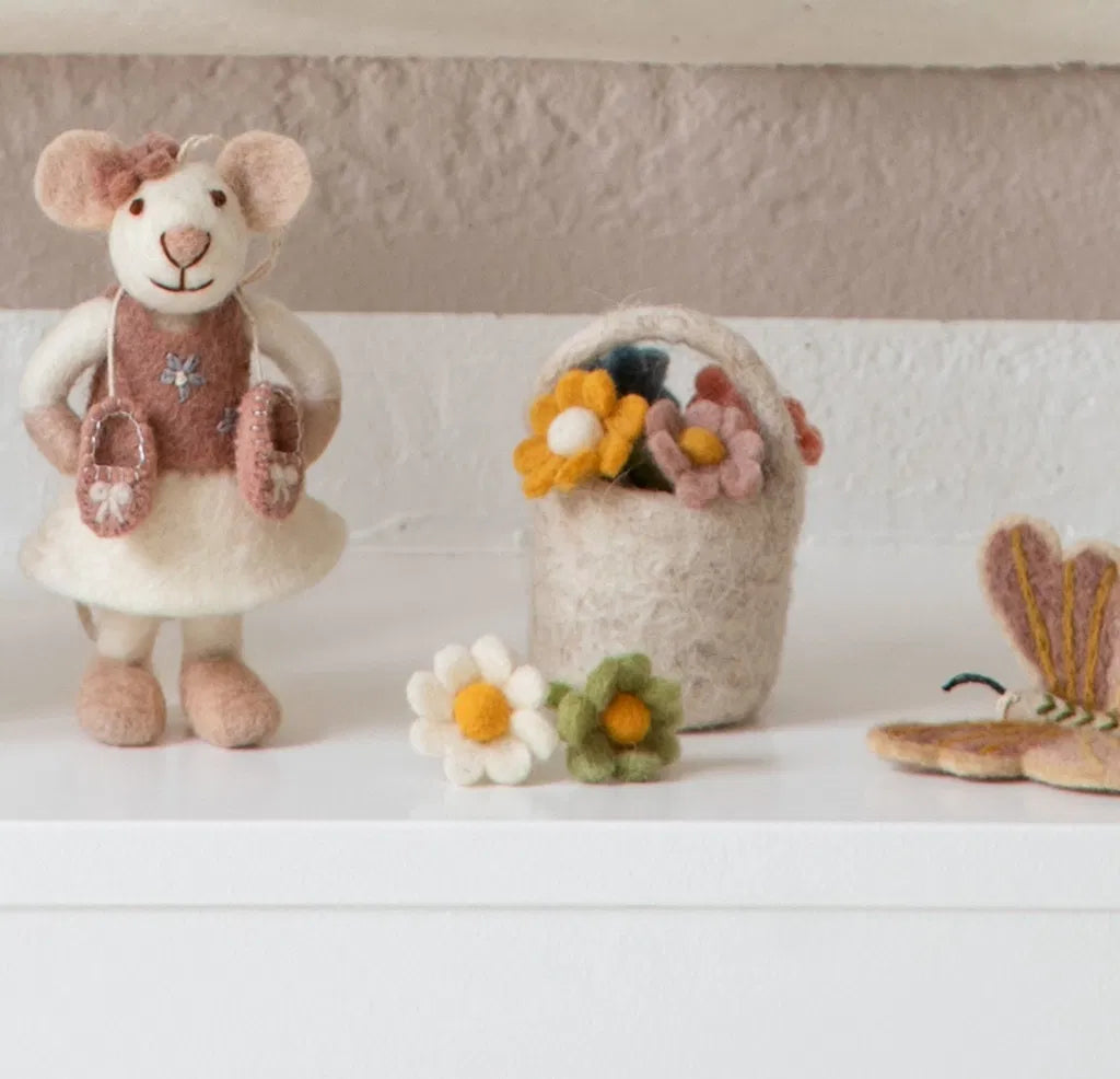 Miniaturblumen im Korb