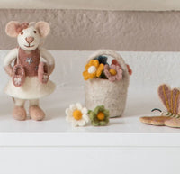 Miniaturblumen im Korb