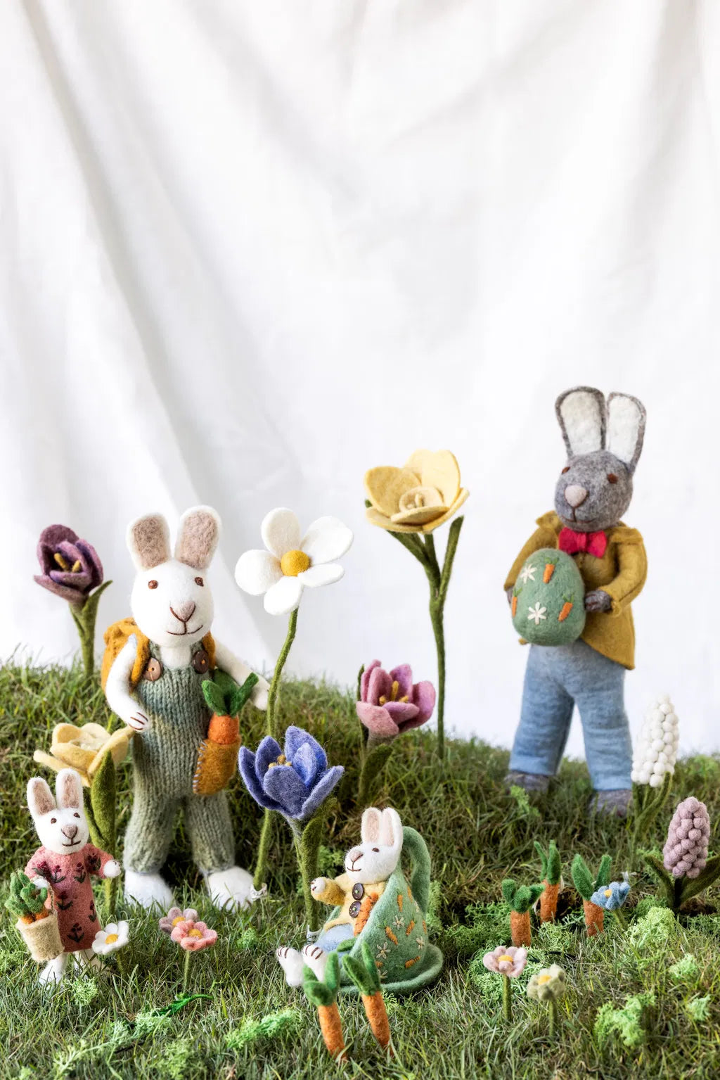 Anhänger - Kleines weißes Mädchenhäschen mit Karottenkorb