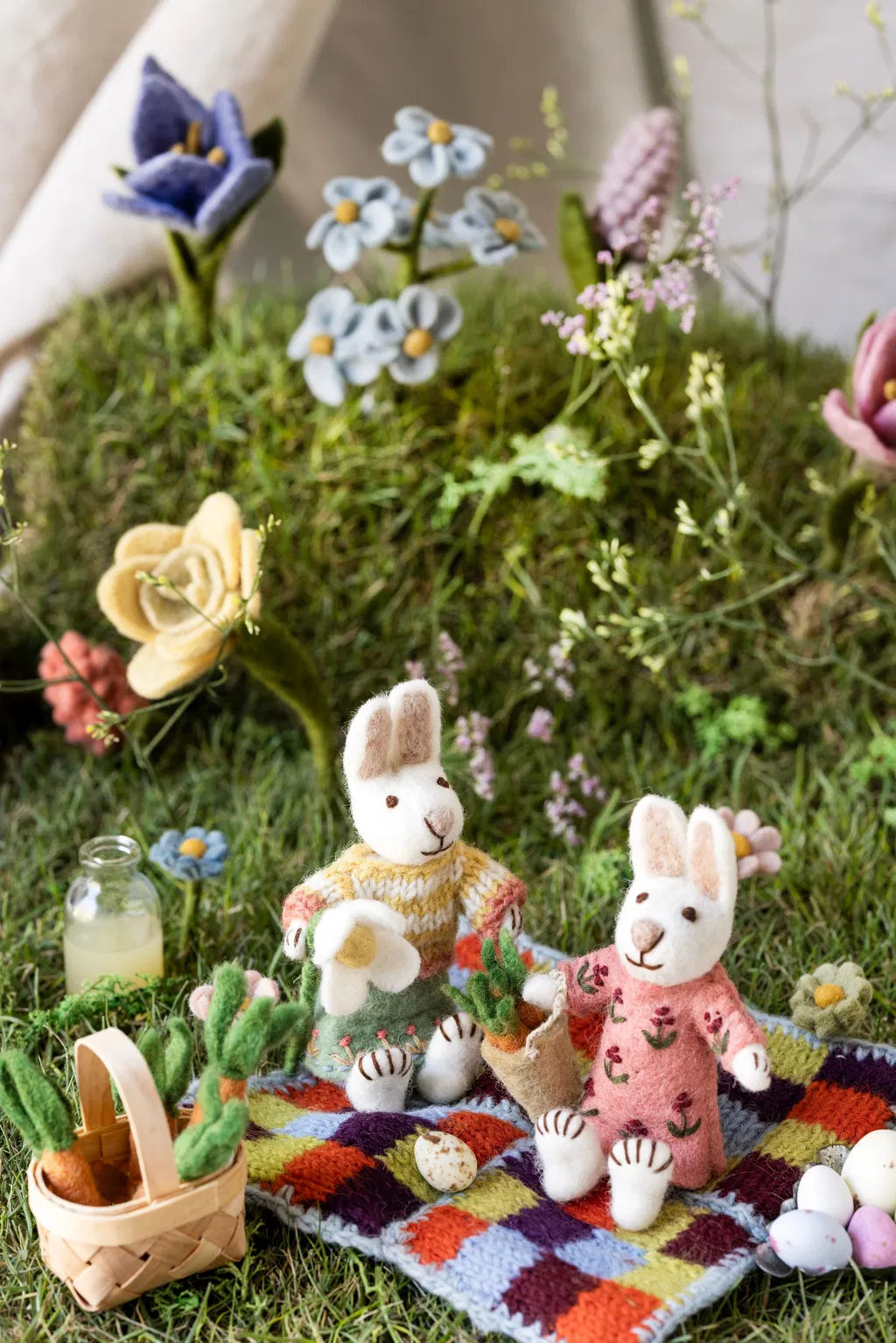 Anhänger - Kleines weißes Mädchenhäschen mit Karottenkorb