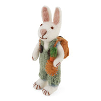 Anhänger - Kleiner weißer Hase (Junge) mit Karotte und Rucksack