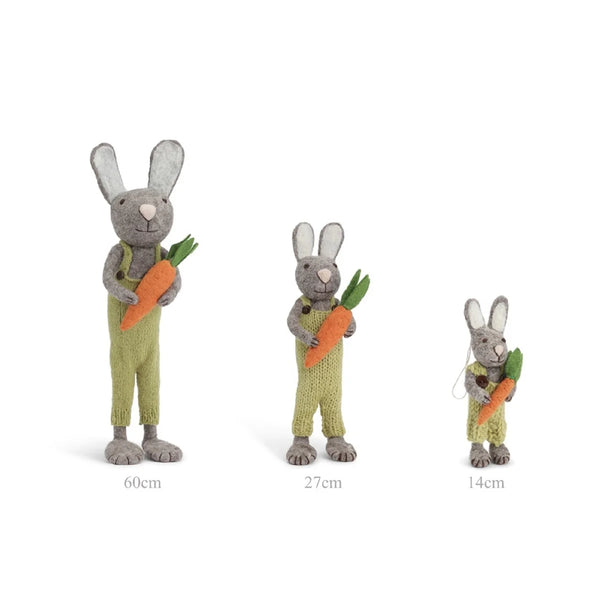 Anhänger - Grauer Hase mit grüner Hose und Karotte
