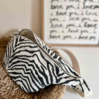 Rose in April - Gürteltasche Zebra