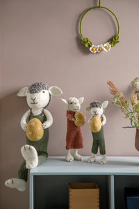 Anhänger - Weißes Schaf mit staubrotem Kleid und Ei