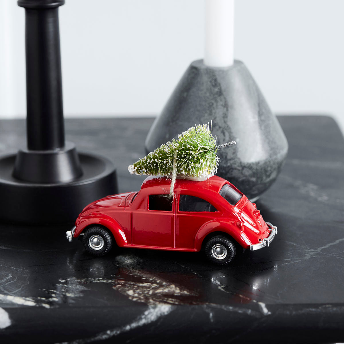 Gry & Sif rotes Auto mit Weihnachtsbaum